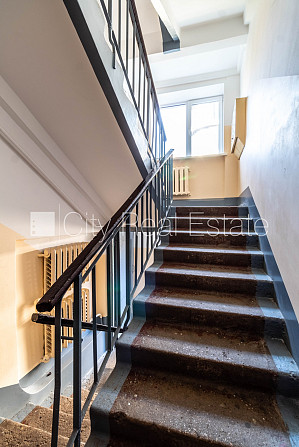 Pagalma ēka, ieeja no pagalma, kāpņu telpa pēc kosmētiskā remonta, logi vērsti uz pagalma Rīga - foto 18