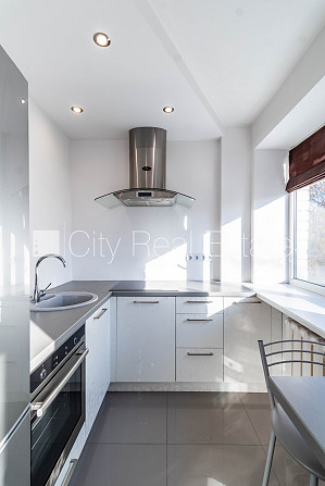 Pagalma ēka, ieeja no pagalma, kāpņu telpa pēc kosmētiskā remonta, logi vērsti uz pagalma Rīga - foto 10