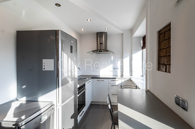 Pagalma ēka, ieeja no pagalma, kāpņu telpa pēc kosmētiskā remonta, logi vērsti uz pagalma Rīga - foto 8