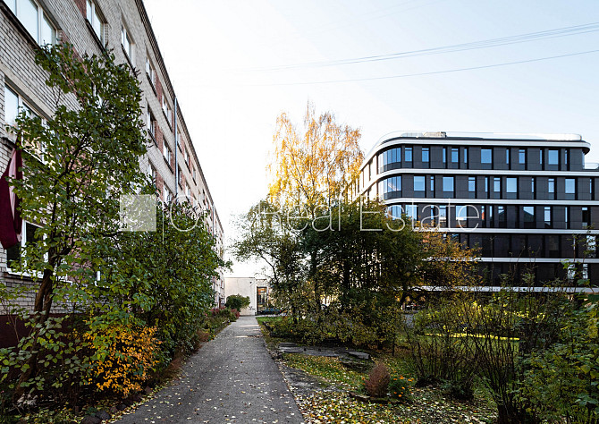 Pagalma ēka, ieeja no pagalma, kāpņu telpa pēc kosmētiskā remonta, logi vērsti uz pagalma Rīga - foto 20