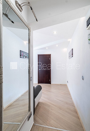 Pagalma ēka, ieeja no pagalma, kāpņu telpa pēc kosmētiskā remonta, logi vērsti uz pagalma Rīga - foto 13