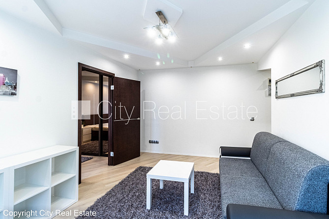 Pagalma ēka, ieeja no pagalma, kāpņu telpa pēc kosmētiskā remonta, logi vērsti uz pagalma Rīga - foto 6