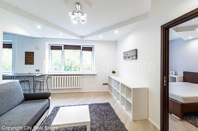 Pagalma ēka, ieeja no pagalma, kāpņu telpa pēc kosmētiskā remonta, logi vērsti uz pagalma Rīga - foto 4