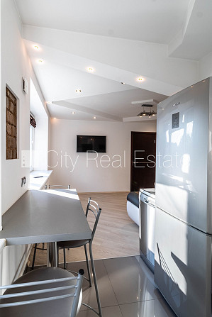 Pagalma ēka, ieeja no pagalma, kāpņu telpa pēc kosmētiskā remonta, logi vērsti uz pagalma Rīga - foto 11