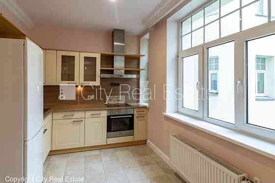 Фасадный дом, реновированный дом, вход с улицы, лифт, лестничная клетка после Рига