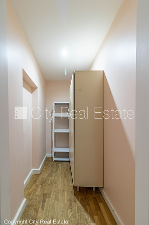 Fasādes māja, renovēta māja, ieeja no ielas, ir lifts, kāpņu telpa pēc kapitālā remonta, Rīga - foto 8