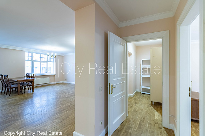 Fasādes māja, renovēta māja, ieeja no ielas, ir lifts, kāpņu telpa pēc kapitālā remonta, Rīga - foto 7