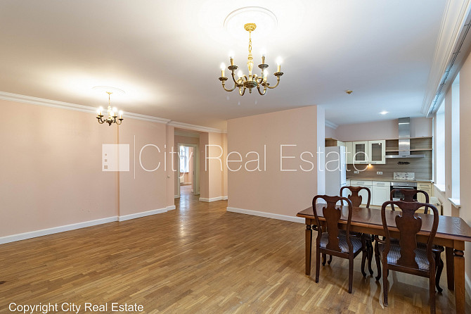 Fasādes māja, renovēta māja, ieeja no ielas, ir lifts, kāpņu telpa pēc kapitālā remonta, Rīga - foto 1