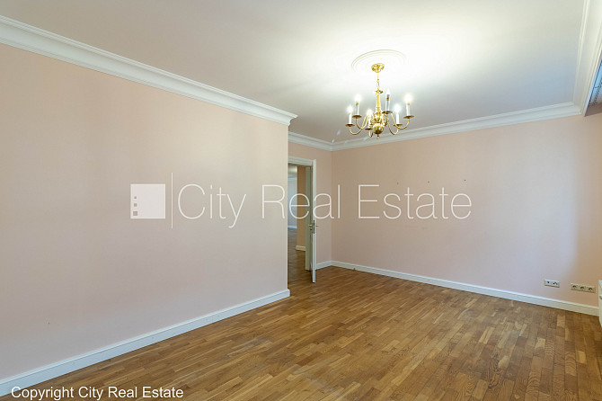 Fasādes māja, renovēta māja, ieeja no ielas, ir lifts, kāpņu telpa pēc kapitālā remonta, Rīga - foto 11