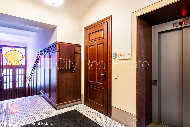 Fasādes māja, renovēta māja, ieeja no ielas, ir lifts, kāpņu telpa pēc kapitālā remonta, Rīga - foto 19