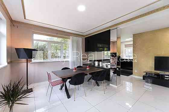 Частный дом, фасад с декоративной штукатуркой, благоустроенный озеленённый двор, Юрмала