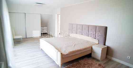 Частный дом, фасад с декоративной штукатуркой, благоустроенный озеленённый двор, Юрмала