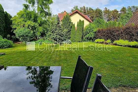 Частный дом, фасад с декоративной штукатуркой, благоустроенный озеленённый двор, Юрмала