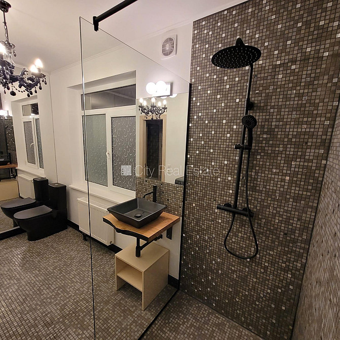 Частный дом, фасад с декоративной штукатуркой, благоустроенный озеленённый двор, Юрмала - изображение 12