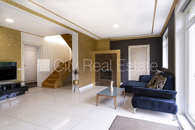 Частный дом, фасад с декоративной штукатуркой, благоустроенный озеленённый двор, Юрмала - изображение 9