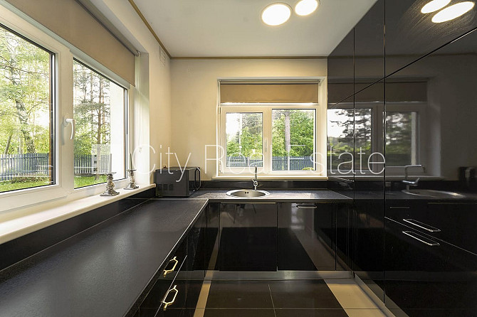 Частный дом, фасад с декоративной штукатуркой, благоустроенный озеленённый двор, Юрмала - изображение 8