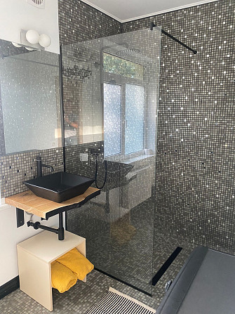 Частный дом, фасад с декоративной штукатуркой, благоустроенный озеленённый двор, Юрмала - изображение 10