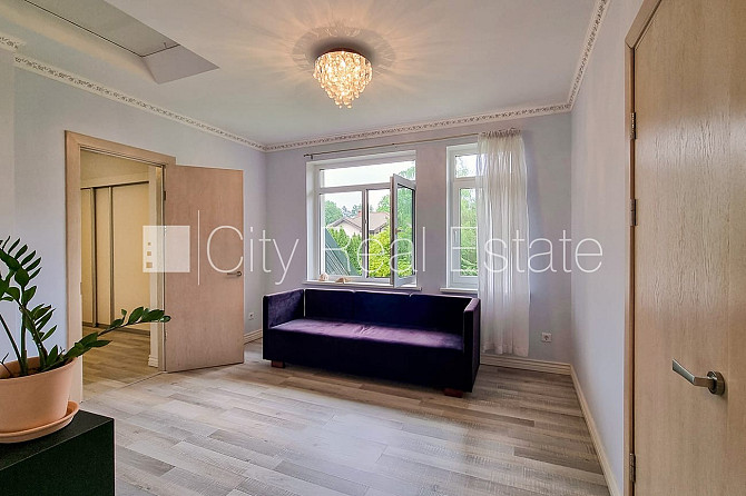 Частный дом, фасад с декоративной штукатуркой, благоустроенный озеленённый двор, Юрмала - изображение 20