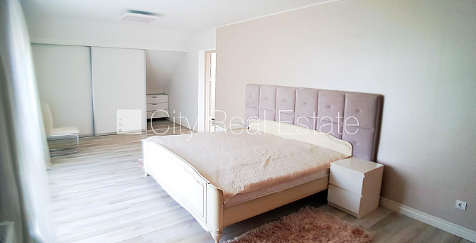 Частный дом, фасад с декоративной штукатуркой, благоустроенный озеленённый двор, Юрмала - изображение 6