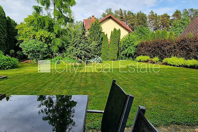 Частный дом, фасад с декоративной штукатуркой, благоустроенный озеленённый двор, Юрмала - изображение 2