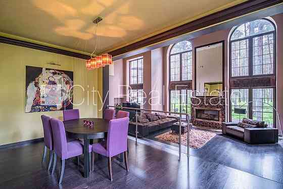 Частный дом, благоустроенный озеленённый двор, въездные ворота оснащены Юрмала