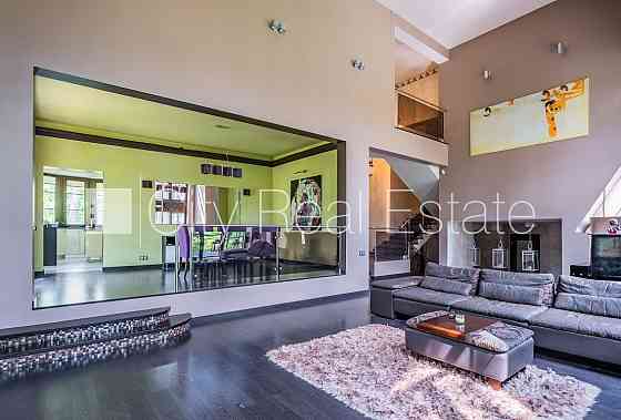 Частный дом, благоустроенный озеленённый двор, въездные ворота оснащены Юрмала