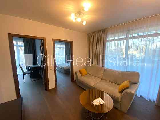 Благоустроенный озеленённый двор, закрытый двор, место для машины, терасса, Юрмала