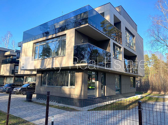 Благоустроенный озеленённый двор, закрытый двор, место для машины, терасса, Юрмала - изображение 10