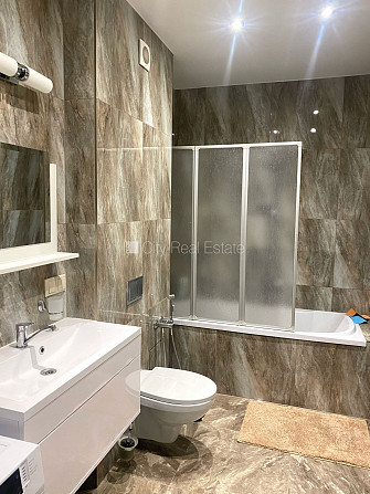 Благоустроенный озеленённый двор, закрытый двор, место для машины, терасса, Юрмала - изображение 8