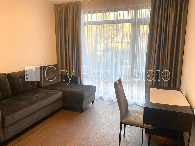 Благоустроенный озеленённый двор, закрытый двор, место для машины, терасса, Юрмала - изображение 7