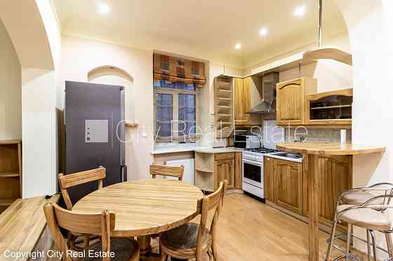 Дом во дворе, благоустроенная озеленённая территория, вход со двора, количество Рига