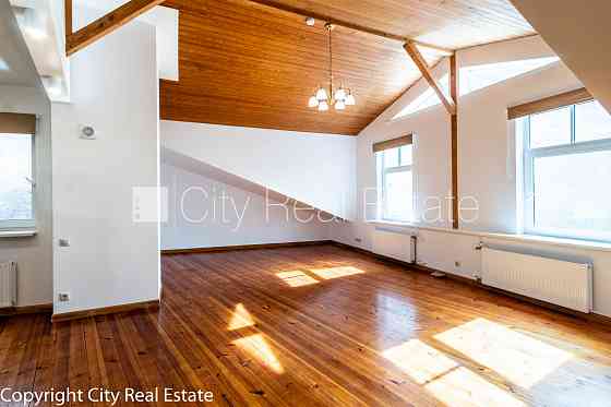 Фасадный дом, вход со двора, окна выходят во двор, студио, кухня объединена с Рига