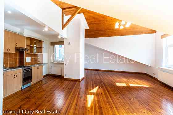 Фасадный дом, вход со двора, окна выходят во двор, студио, кухня объединена с Рига