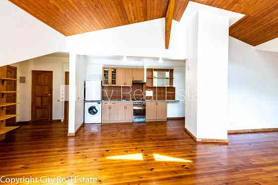 Фасадный дом, вход со двора, окна выходят во двор, студио, кухня объединена с Рига