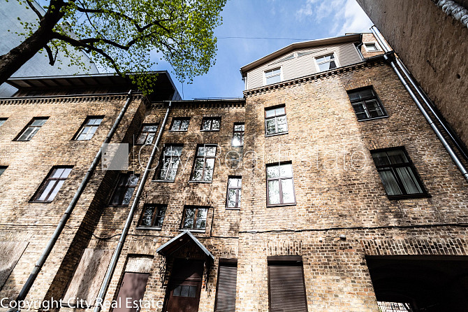 Fasādes māja, ieeja no pagalma, logi vērsti uz pagalma pusi, studio tipa, virtuve apvienota ar Rīga - foto 12