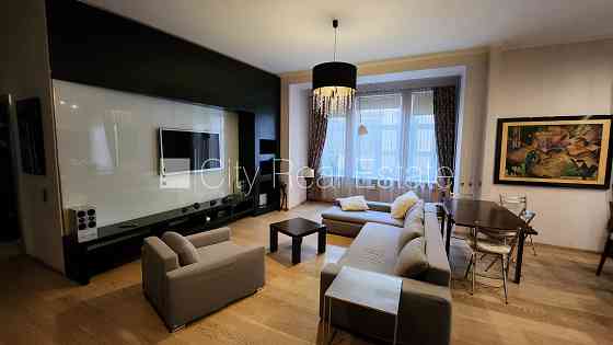 Фасадный дом, реновированный дом, вход с улицы, апартаменты люкс, лифт, лестничная Рига