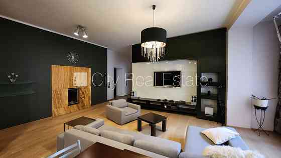 Фасадный дом, реновированный дом, вход с улицы, апартаменты люкс, лифт, лестничная Рига