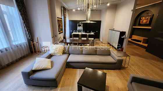 Фасадный дом, реновированный дом, вход с улицы, апартаменты люкс, лифт, лестничная Рига