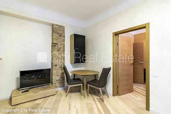 Здание во дворе, реновированный дом, благоустроенная озеленённая территория, Рига