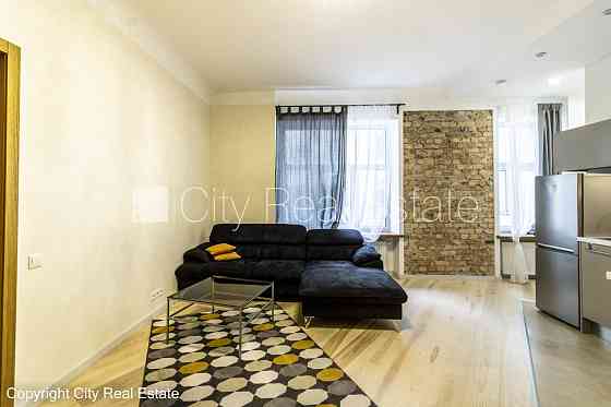 Здание во дворе, реновированный дом, благоустроенная озеленённая территория, Рига