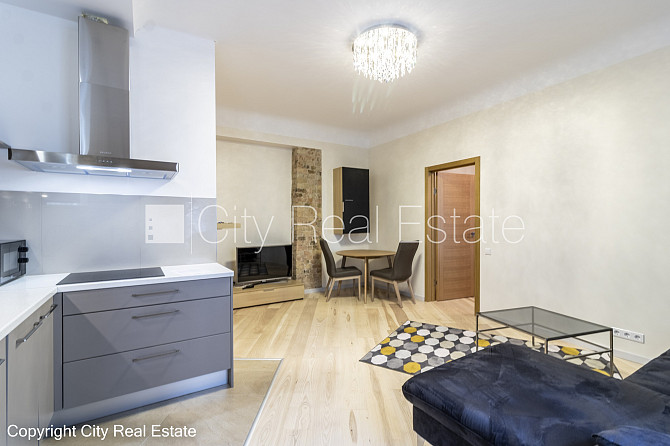 Pagalma ēka, renovēta māja, labiekārtota apzaļumota teritorija, ieeja no pagalma, ir lifts, Rīga - foto 1