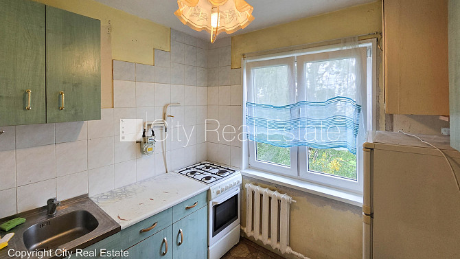 Kāpņu telpa pēc kosmētiskā remonta, lodžija, istabas izolētas 2 gab., centrālā apkure, Rīga - foto 4