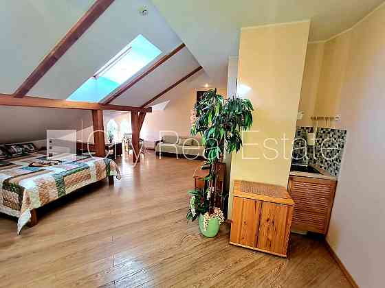 Фасадный дом, благоустроенный озеленённый двор, закрытый двор, территория Рига