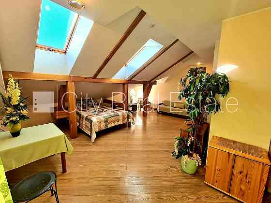 Фасадный дом, благоустроенный озеленённый двор, закрытый двор, территория Рига