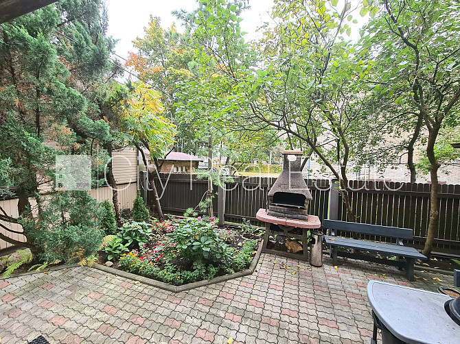 Fasādes māja, labiekārtots apzaļumots pagalms, slēgts pagalms, iežogota teritorija, maksas Rīga - foto 11