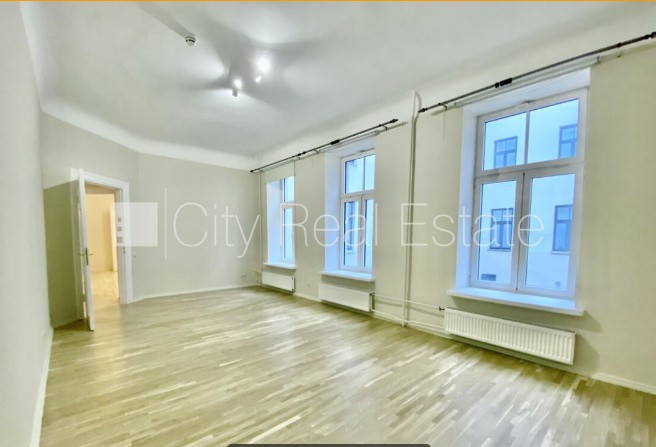 Pagalma ēka, ieeja no pagalma, ir lifts, sauna, guļamistabu skaits 3 gab., viesistaba, sporta Rīga - foto 5