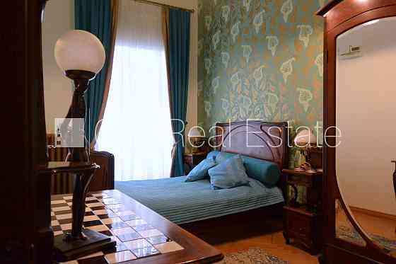 Фасадный дом, закрытая территория, вход с улицы, лифт, балкон, количество спален 2 Рига