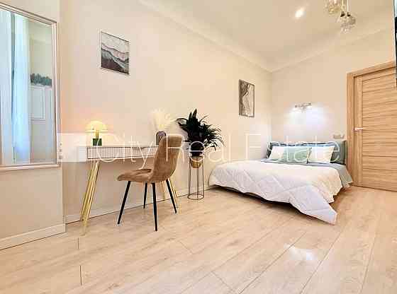 Реновированный дом, закрытый двор, лифт, лестничная клетка после капитального Рига