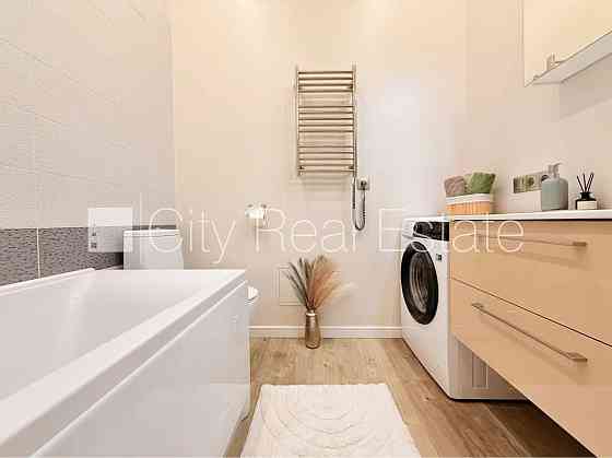 Реновированный дом, закрытый двор, лифт, лестничная клетка после капитального Рига