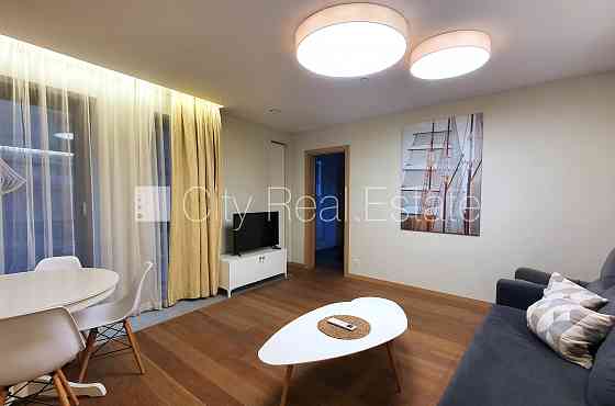 Новостройка, благоустроенная озеленённая территория, подъездная дорога покрыта Рига